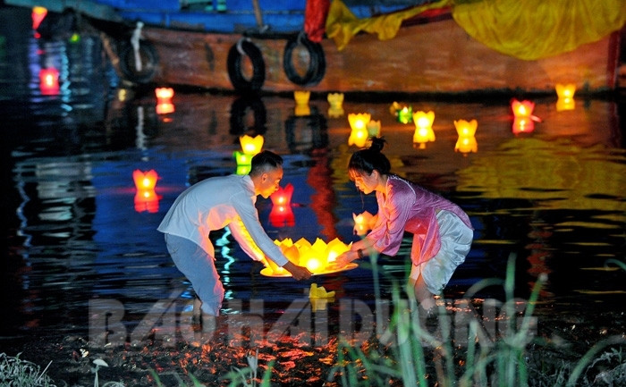 [Video] Sacred, shimmery peace praying ceremony, colored lantern festival